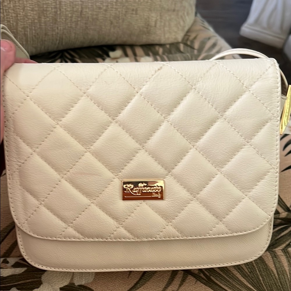 Elegant Raffinato Cream Quilted Crossbody Bag with Structured Design
